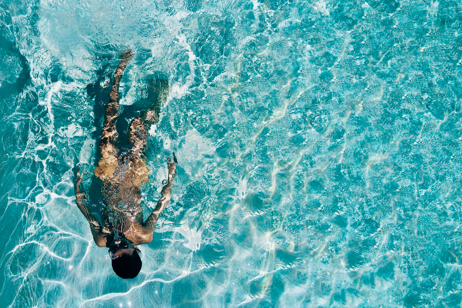 Birds-eye view of man swimming in ocean